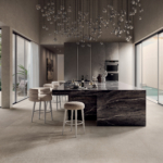 CDE-arketipo-pulvis-natural-antislipin&out-14mm-pulvissolida-natural-allure-orobico-glossy-6,5mm-dining-kitchen-001