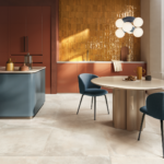 S068Forme-Avorio-80x80-Majolica-Lux-Ocra-Amb-Cucina