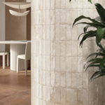 S068Forme-Terracotta-80x80-Majolica-Lux-Bianco-Part-Living