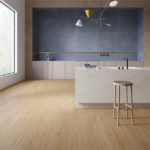 S070Mimesis-Miele-20x120-Totalook-Blu-Avio-e-Brick-Amb-Cucina-