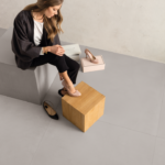 S088Tr3nd-Grey-120x120-Part-Pav-con-modella-Negozio