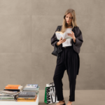 S088Tr3nd-Sand-Taupe-90x90-Part-Vert-con-modella-Libreria